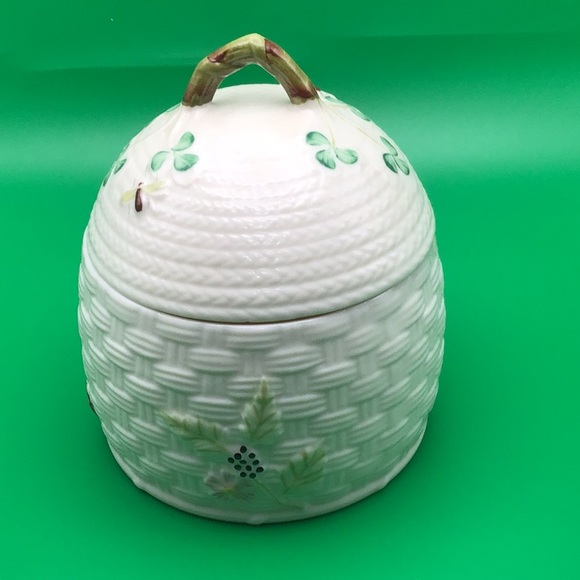 Belleek basket weave honey pot with a lid, featuring bees and flowers, good cond - Picture 7 of 11